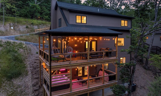 Massanutten Casa | Mountain Views, GameRoom, HotTub MiniGolf, FirePit
