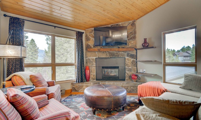 Big Sky Condominio | MOUNTAIN VIEWS, HOT TUB, POOL, SAUNA! Cozy fireplace, minutes from the slopes!