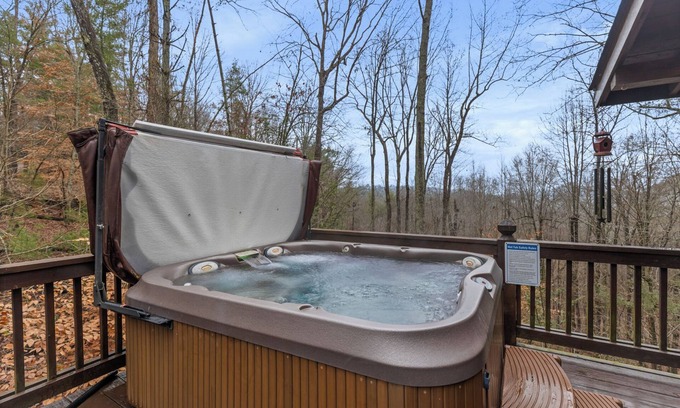 Ellijay Cabina | Deer Crossing - Mountain Views, Hot Tub + More!