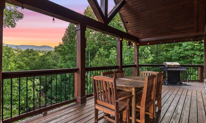 Epworth Casa | Mountain Views~ Hot Tub&Pool Table~ FirePit~ Games
