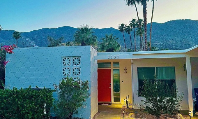 Canyon View Estates Casa | Mountain Views in Iconic Mid-Century Modern Canyon View Estates!