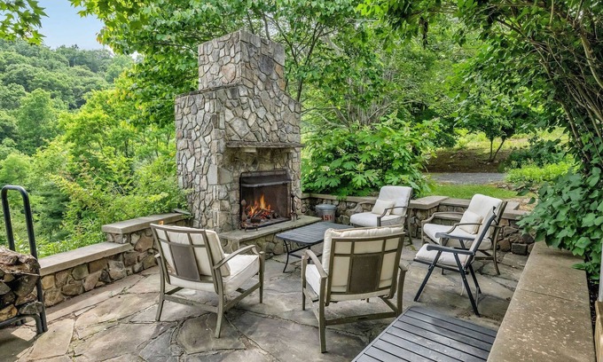 Grassy Creek Cabina | Mountain Views - Indoor & Outdoor Wood Burning Fireplaces - Close to Grayson Highlands