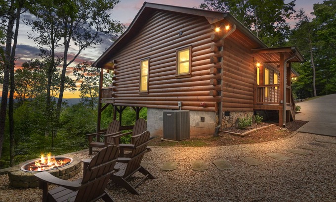 Hidden Lake Cabina | Mountain Views & just mins to City! Wood burning Fireplace, Hot tub, Fire pit