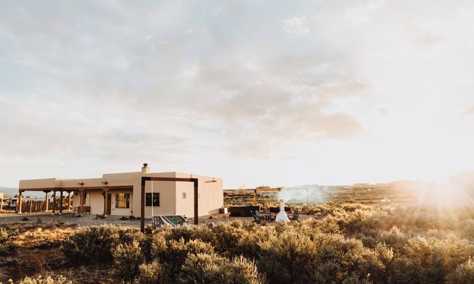 El Prado Casa | Mountain Views, Rave Reviews, Hot Tub, Kiva Fireplace, Outdoor Cone Firepit