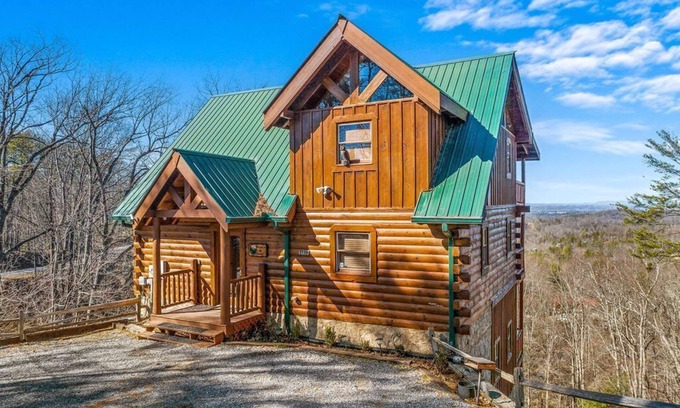 Gatlinburg - Pigeon Forge Cabina | Mountain Views/ Secluded 3 King Bed Master Suites/Pet friendly w/fee