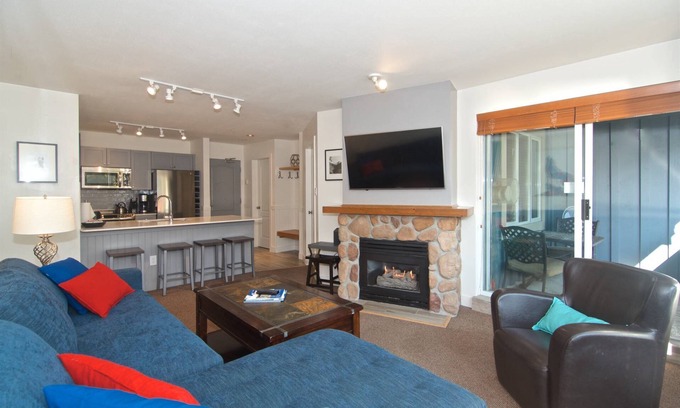 Village North Condominio | PISO SUPERIOR con vistas a la montaña; ¡CORAZÓN de Whistler! Gran valor + ubicación