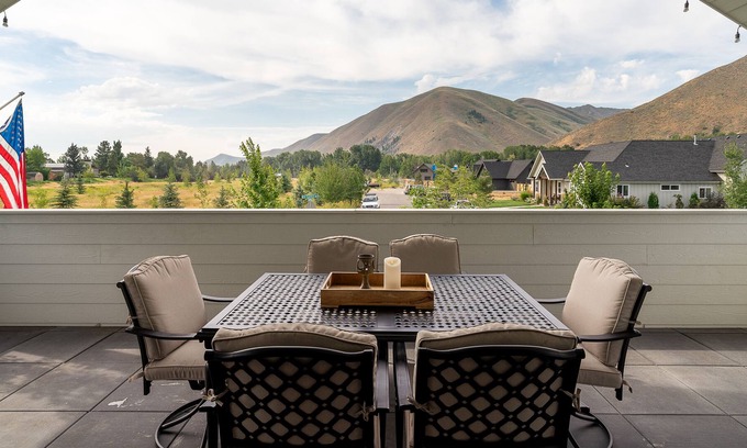 Hailey Casa | Mountain Views w/Sauna & Fire Pit: Red Feather Comfort