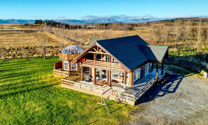 Fludir Cabaña | Mountain Villa is a beautiful cabin located on large private property.