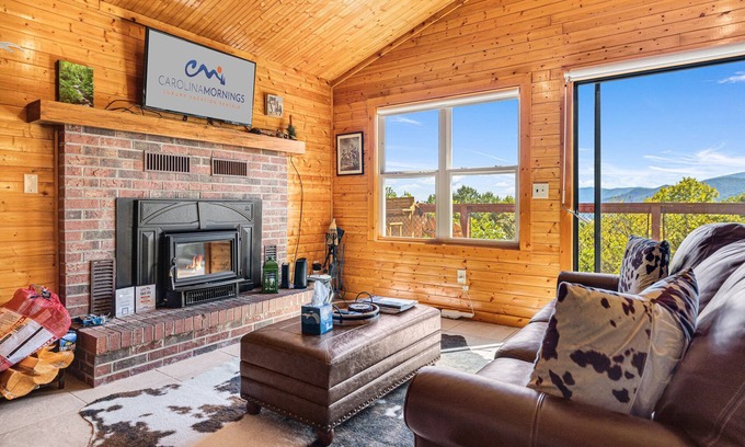 Waynesville Cabina | Mountain Vista | Hot Tub, Views & 2 Decks🌄 Near Waynesville + Biltmore Pass