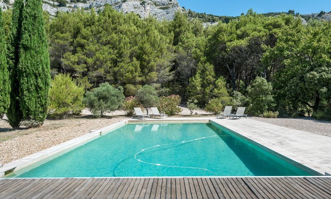 Merindol Casa | Mountainside 5 bed villa with 6m by 12m swimming pool in the Luberon Valley.