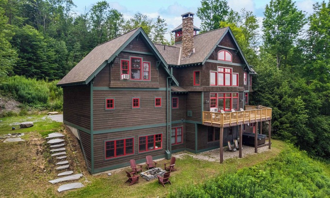 Ludlow Casa | Mountainside 5-BR Ski-In/Out Okemo Estate
