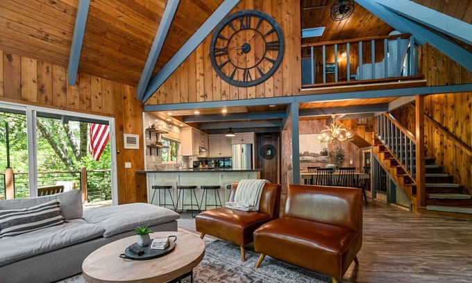 Blue Jay Casa | Mountainside Cabin w/ Deck | Walk to Lake