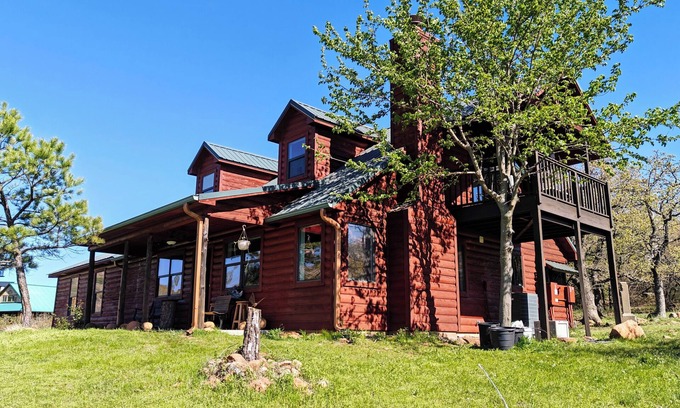 Medicine Park Cabina | Mountainside cabin in Medicine Park-stunning views-borders Ft. Sill-Sleeps 16