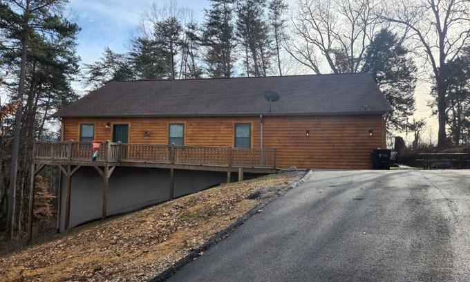 Sevierville Cabina | Mountainside Hideaway Cabin 20min to Dollywood+King Beds+Large Game Room+HotTub!