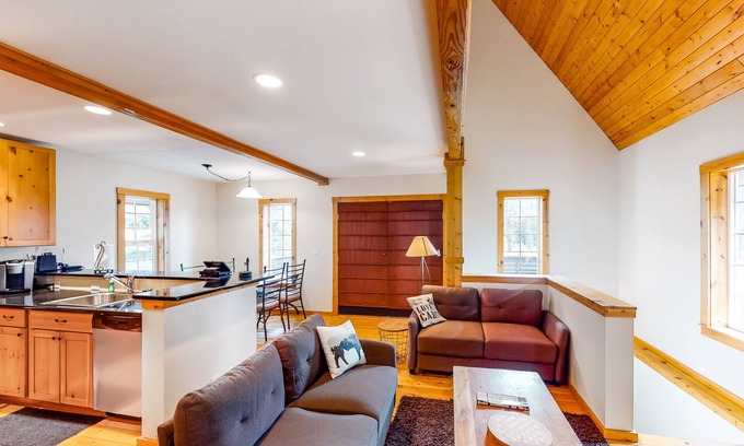 Snoqualmie Pass Casa | Mountainside home with a private deck, balcony, bright interior & foosball
