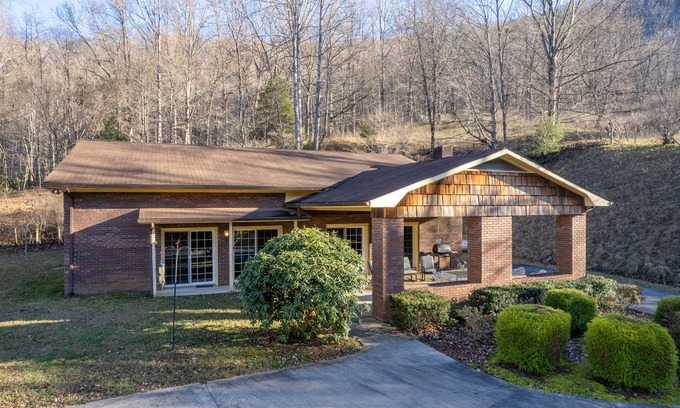 Sylva Casa | Mountainside house with long range views, pool table, firepit, & W/D