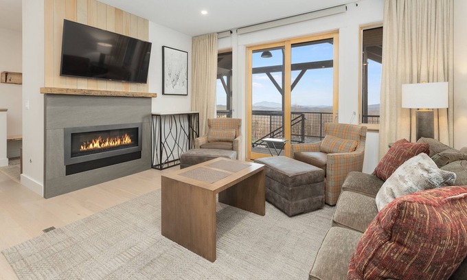 Ludlow Condominio | Mountainside Luxury 2-Level Condo at Okemo. Ski-In/Out.