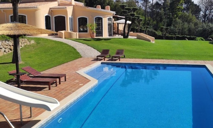 Monchique Villa | Villa junto a la montaña en jardines paisajísticos y bosques exuberantes con excelentes vistas y piscina