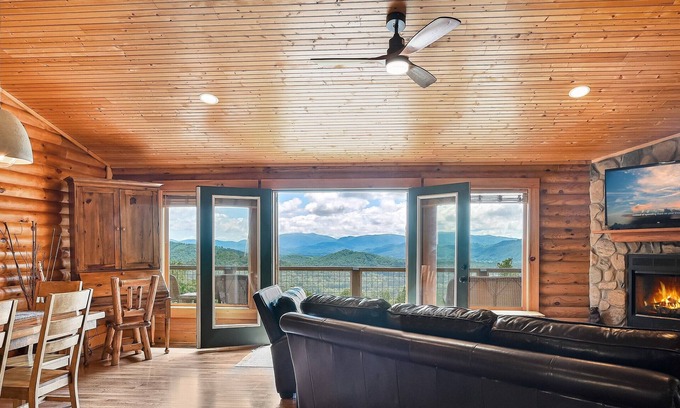 Royal Pines Cabina | Cabaña en la cima de la montaña con espectaculares vistas, ¡a 20 minutos del centro de Asheville!