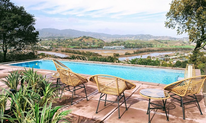 Santa Venetia Apartamento | Mountaintop Onsen Retreat Studio w/ Pool, Swim Machine, Spa and Views!