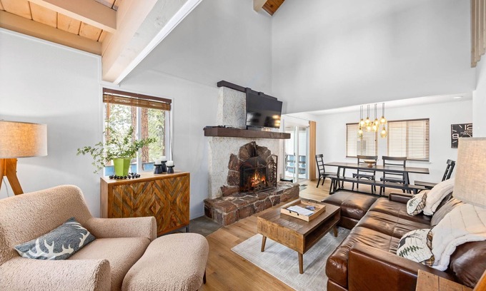 Incline Village Cabina | Mountaintop Retreat | 5 Minute Stroll From Diamond Peak Ski Resort