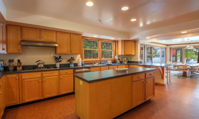 Saranac Lake Cabina | Mouse House: Pet & Family-Friendly Lakefront Camp
