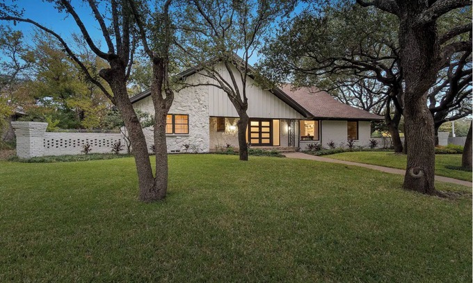 North Dallas Casa | Move-In Ready Luxury: Stunning 5-Bed Furnished Gem in Preston Hollow