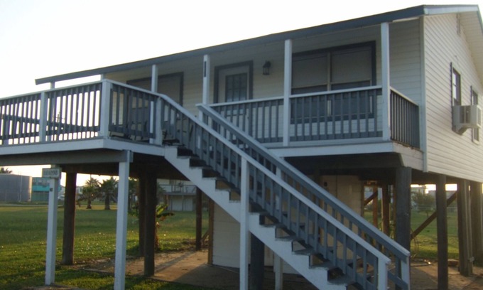 Surfside Beach Casa | Move out of that hotel room and come to the beach!