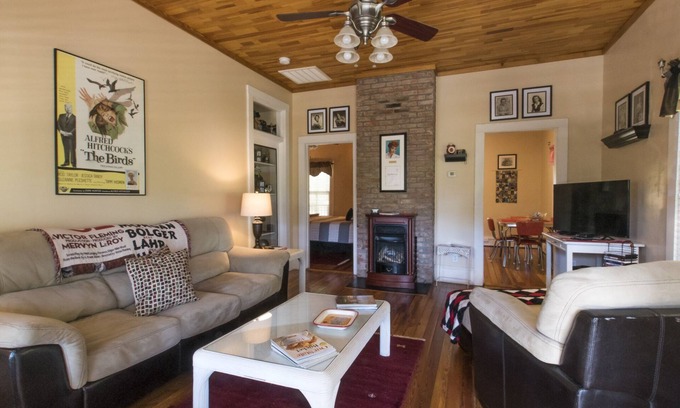 Bryson City Apartamento | Movie Gallery Suite at the Calhoun House Inn & Suites