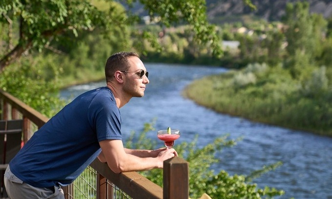 Glenwood Springs Casa | OntheRiver, AC, 3ac & Prvte Access to Fishing, Raft&Pddleboard, HotTub, Movie Rm