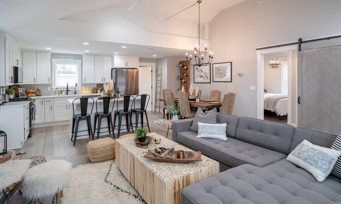 Amazon Casa | Moxie Kincaid House: University Bungalow