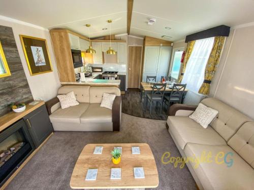 Camber Complejo | MP413 - Camber Sands Holiday Park - Close to Facilities - Free Wifi - Sleeps 8 - Large Decking