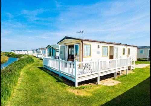 Camber Complejo | MP503 - Camber Sands Holiday Park - Sleeps 8 - Large Gated Decking - Amazing views