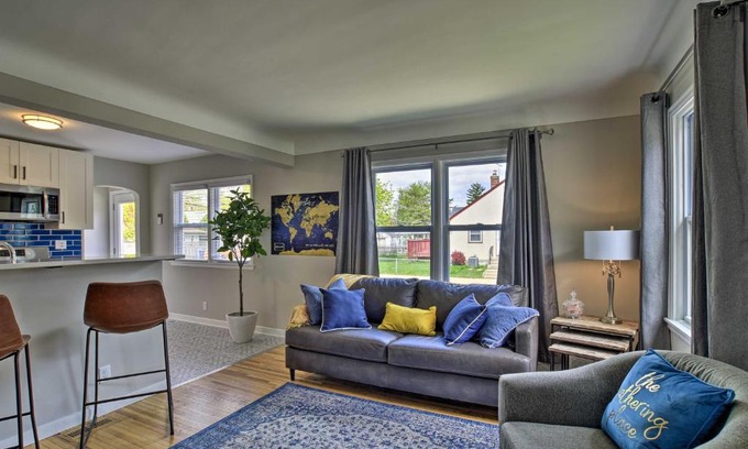 Hiawatha Casa | Mpls Duplex with WiFi and Kitchen 5 Mi to Dtwn!