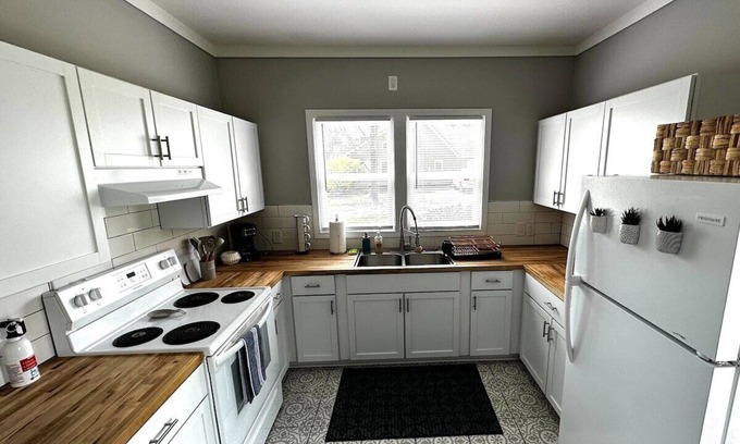 Hamilton Casa | Mrs. Hughes Cottage - 2 bedroom House
