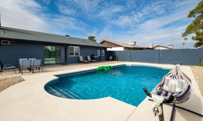 Sands West Neighborhood Apartamento | *Msg for 5%off*KingBed PoolYard GuesthouseGlendale