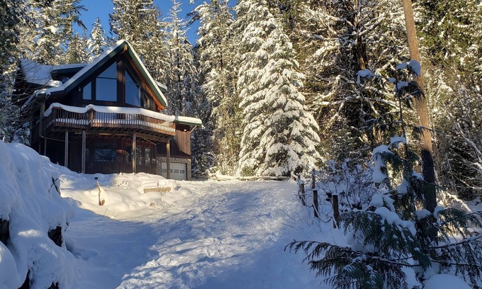 Glacier Casa | Mt Baker's Skyline sleeps 8, is pet friendly & includes a hot tub.