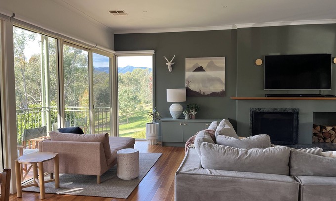 Merrijig Casa | Mt Buller- Delatite River House Sleeps 12