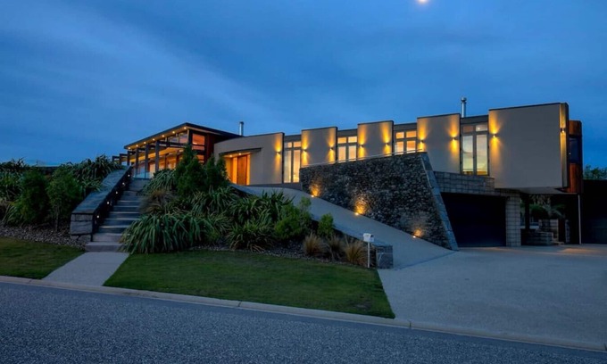 Wanaka Casa | Mt Gold Retreat | Spa pool | Tennis Court | 4 bed
