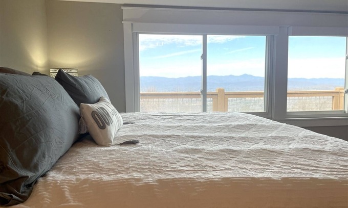 Hendersonville Casa | Mt. Hebron Home, panoramic mt. views