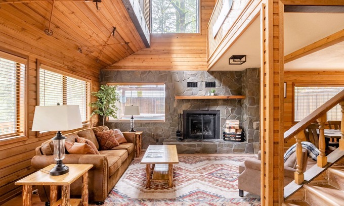 Zigzag Cabina | MT HOOD CABIN! Remodeled, 2500 sq ft, Sleeps 12!