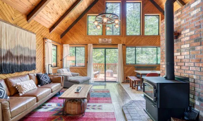 Rhododendron Cabina | Mt. Hood Retro Modern Cabin- Seasonal Stream, Deck, Fire Pit, & HotTub-Dogs 👍