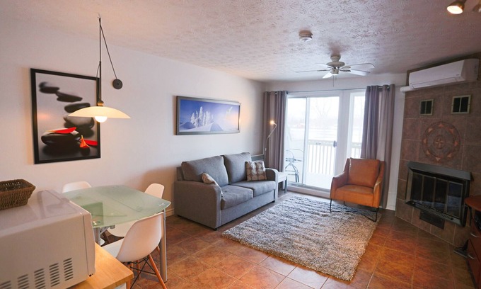 Magog Apartamento | Mt-Orford ski 8.5Km. Walk to old Magog! Lake view w/pools, hot tub, sauna! Quiet