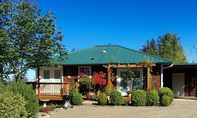 Port Angeles Cabaña | monte Agradable vista al jardín Ranch Cottage con vistas panorámicas de agua salada de BC