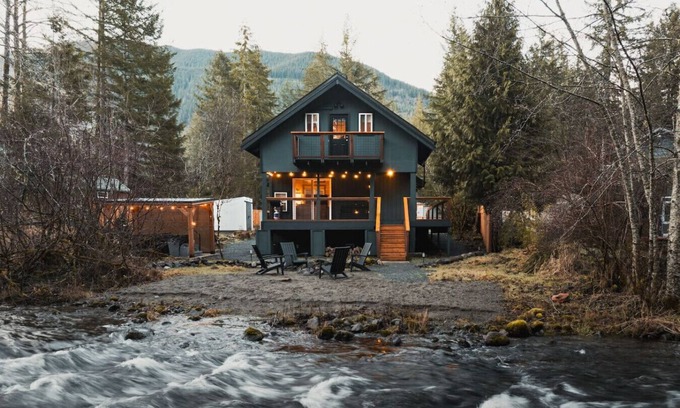 Paradise Estates Cabina | Mt Rainier Cabin- Waterfront/Hot Tub/EV/Firepit/AC