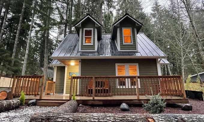 Ashford Cabina | Mt Rainier One Bedroom + Loft Cabin with Hot Tub