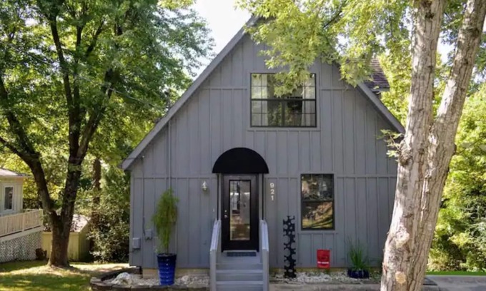 Fayetteville Casa | Mt Sequoyah Chalet with mountain view only minutes from town square!