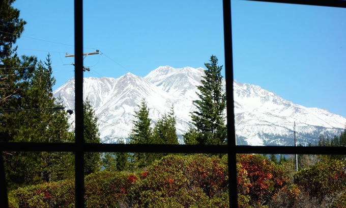 Mount Shasta Casa | Mt Shasta✨Jacuzzi✨Mt Views✨4 acres✨Brand New Interior Decor✨