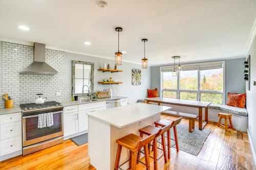West Dover Apartamento | Mtn and Foliage Views Modern Mount Snow Stay!