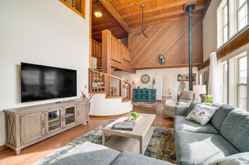 Lakeview Casa | Mtn and Golf Course View Oregon Outback Getaway!